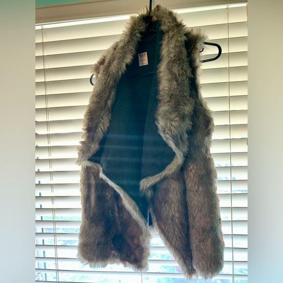 Faux fur Vest - Picture 3 of 4